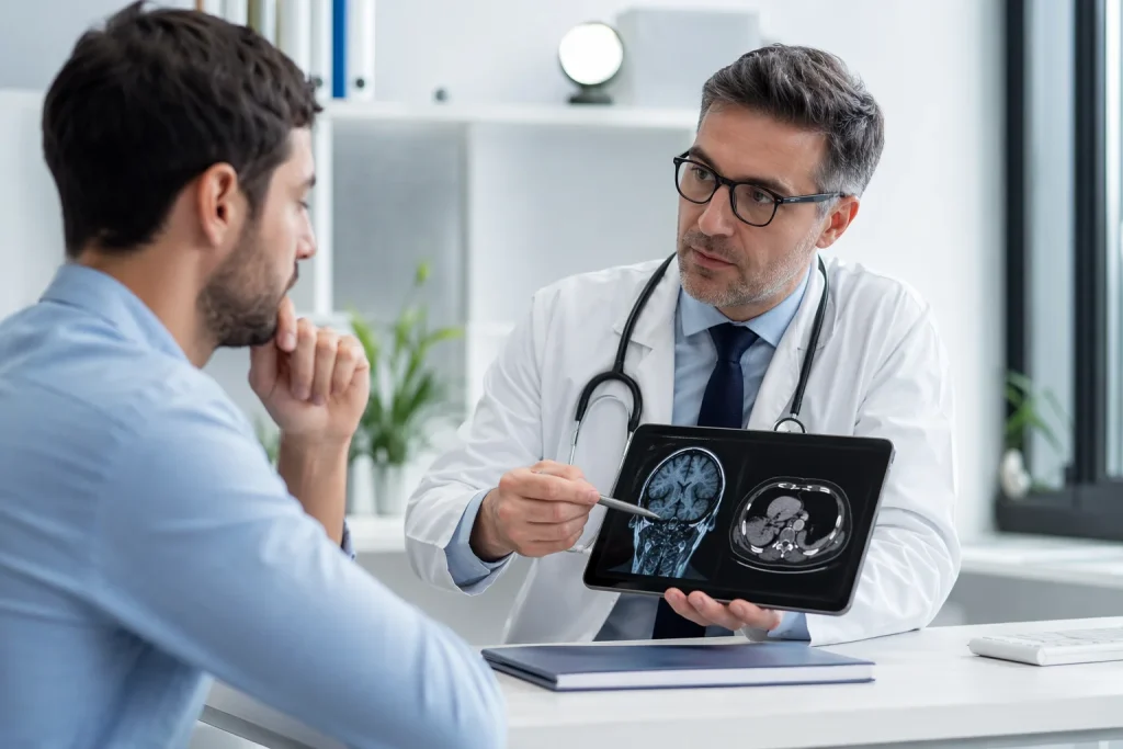 Врач объясняет пациенту разницу между МРТ и КТ в клинике ANAMED | ANAMED klinikasida shifokor bemorga MRT va KT tekshiruvlari farqini tushuntirmoqda