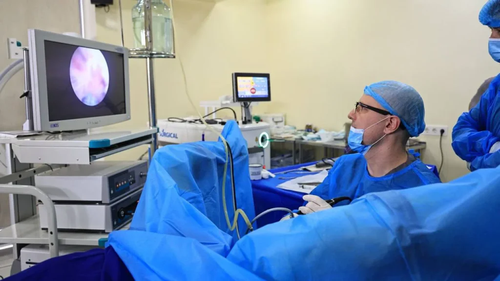 Олег Бурлака проводит эндоскопическую урологическую операцию в ANAMED | ANAMED klinikasida Oleg Burlaka endoskopik urologik amaliyot o‘tkazmoqda