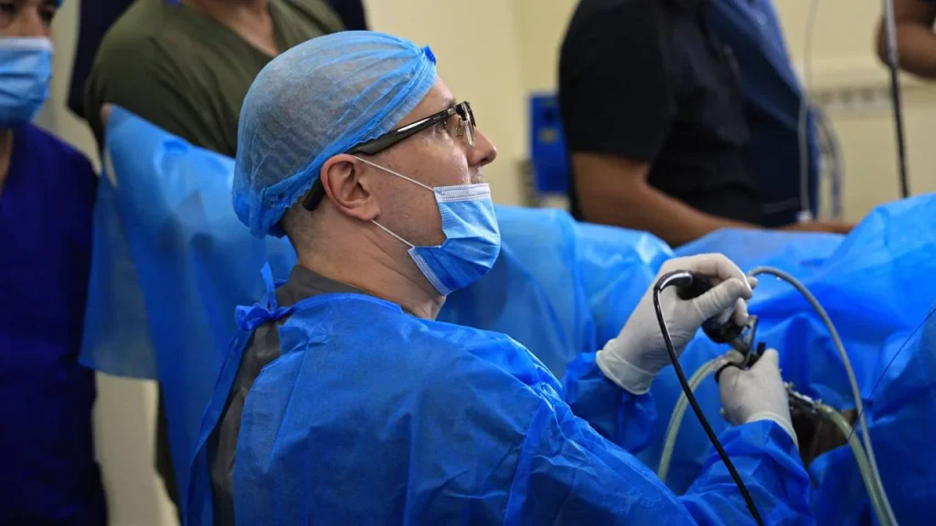 Олег Бурлака во время MiLEP операции в медицинском центре ANAMED | ANAMED tibbiyot markazida Oleg Burlaka MiLEP urologik operatsiyasi vaqtida