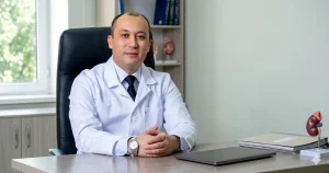 Ойбек Муминжонович Каримов уролог проводит консультации и лапароскопические операции в ANAMED | ANAMED klinikasida qabul qiladigan urolog Oybek Karimov